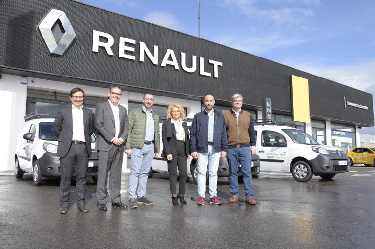 Ampliar 'Tres nuevas furgonetas eléctricas se incorporan a la flota municipal'