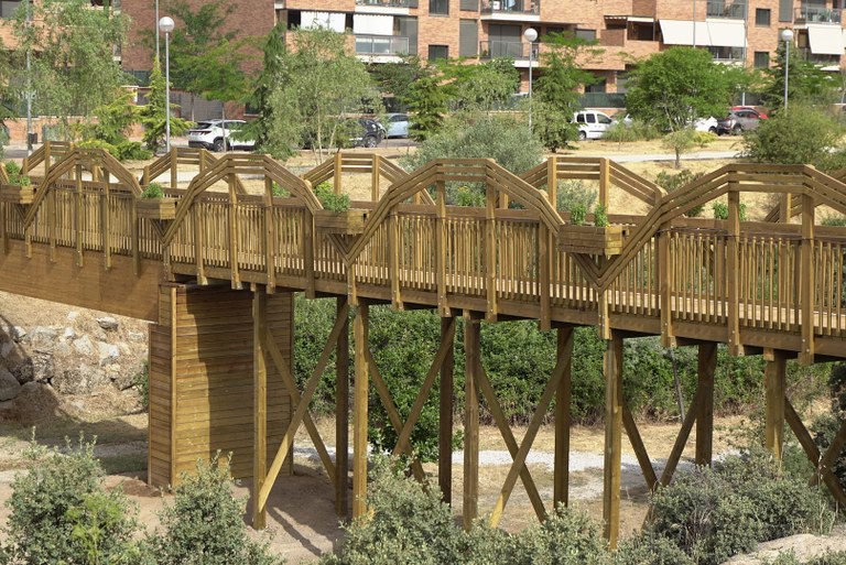 Ampliar 'Ya está abierta la pasarela peatonal de madera sobre el Arroyo de Navarrosillos'